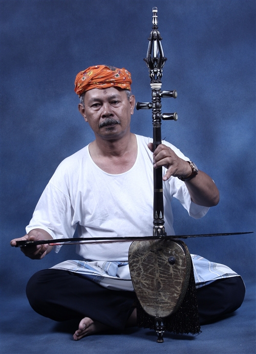 Che Mat (a professional Rebab player) with the Rebab
