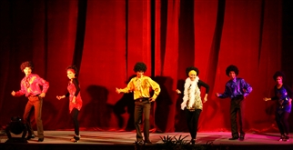 Dancers in extra-turn