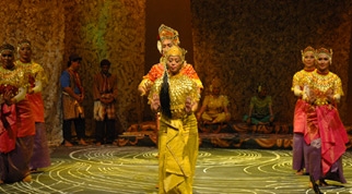 The performing troupe usually has four leading actresses who play the parts of the King, the Hero, the Queen and the Heroine.